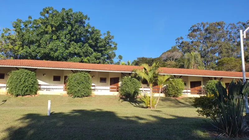 Quarto com café da manhã em clube na represa de Avaré de frente para a represa com piscina – foto 1