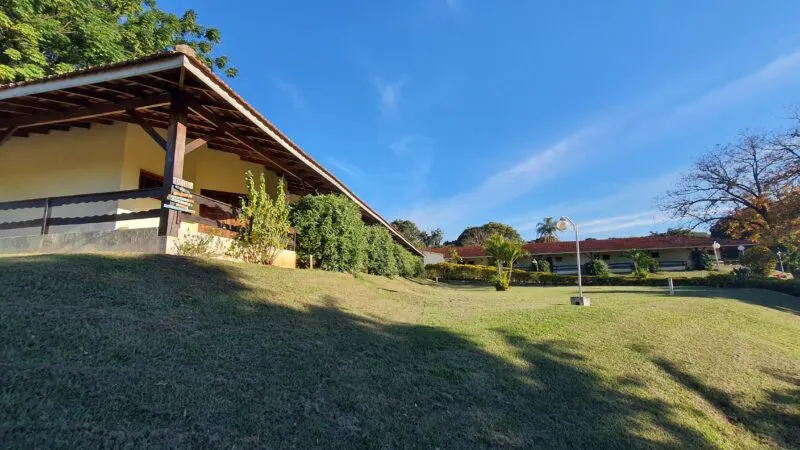 Quarto com café da manhã em clube na represa de Avaré de frente para a represa com piscina – foto 2