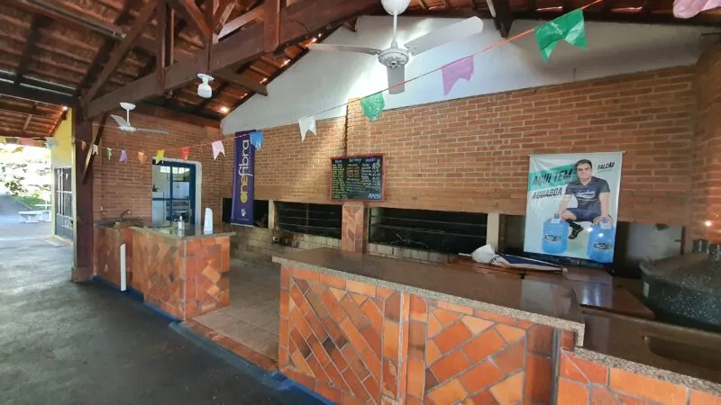 Quarto com café da manhã em clube na represa de Avaré de frente para a represa com piscina – foto 3